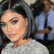 Ingin Wajah Glowy Seperti Kylie Jenner? Ini Dia 6 Dupe Kylighter yang Lebih Terjangkau!