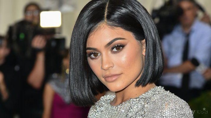 Ingin Wajah Glowy Seperti Kylie Jenner? Ini Dia 6 Dupe Kylighter yang Lebih Terjangkau!