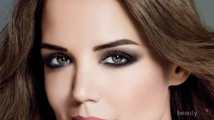5 Kesalahan Makeup yang Dapat Membuat Mata Terlihat Lebih Kecil