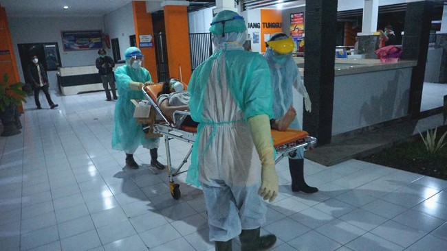 Saat ini Indonesia membutuhkan 1.500 dokter, terutama dokter spesialis paru, spesialis anastesi, dan juga dokter umum pranata lab.