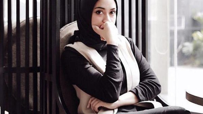Hijabers, Yuk Contek Monochrome Style Hijab Modern ala Ayudia Bing Slamet ini!