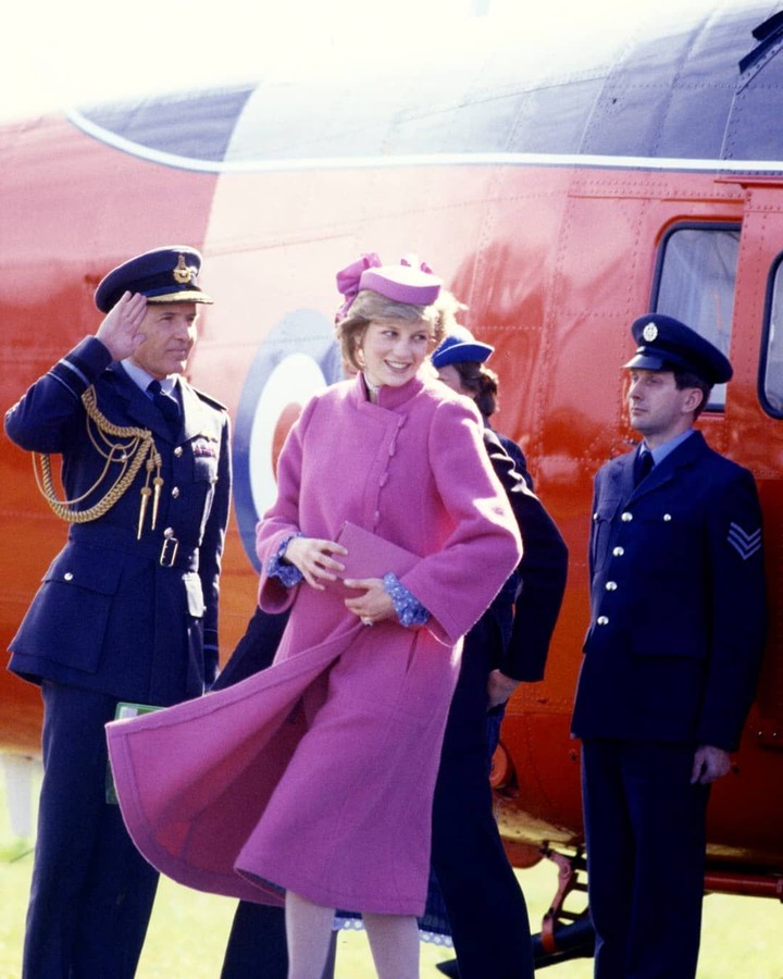 Gaya busana Putri Diana memang selalu menarik perhatian publik. Tak terkecuali outfit saat ia hamil Pangeran William dan Pangeran Harry. Simple and chic!