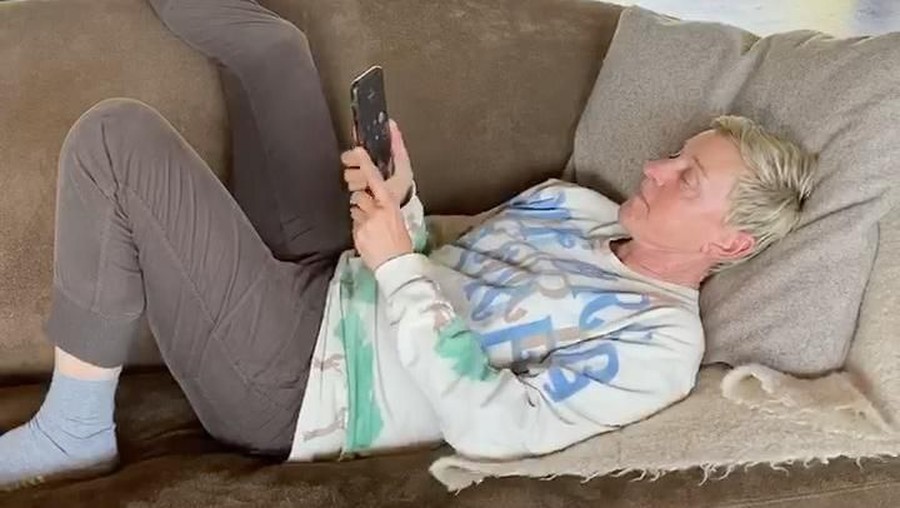 Cara Ellen DeGeneres hilangkan rasa bosannya saat menjalani masa isolasi diri di rumahnya.