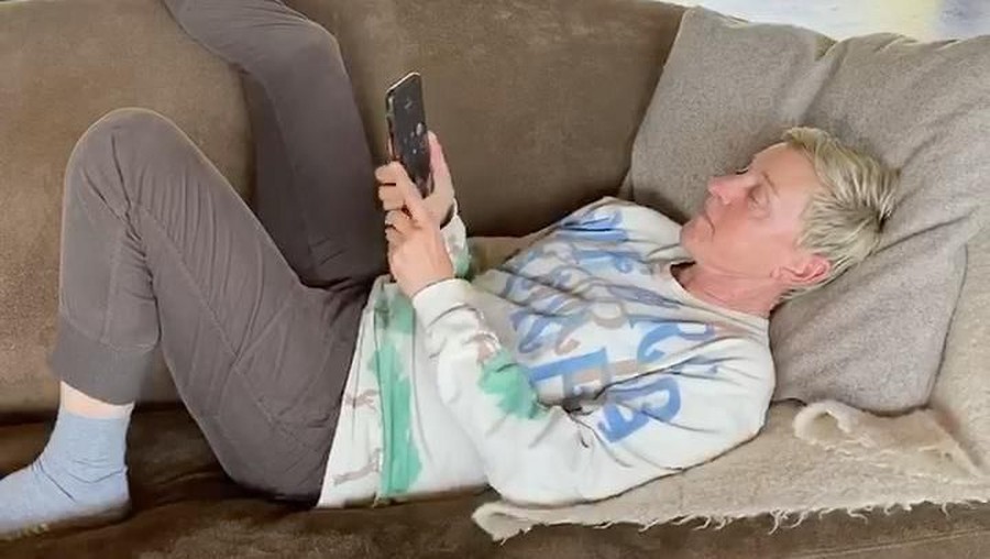 Ulah Iseng Ellen DeGeneres Saat Isolasi Diri di Rumah Cara Ellen DeGeneres hilangkan rasa bosannya saat menjalani masa isolasi diri di rumahnya.
