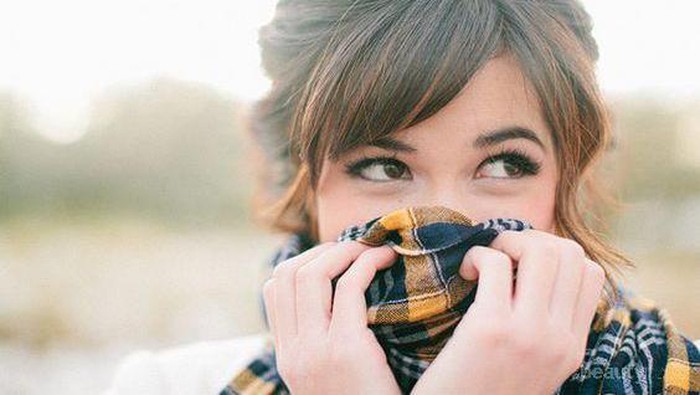 Ladies, Perhatikan Hal Berikut Sebelum Memotong Poni Samping agar Kamu Tidak Menyesal!