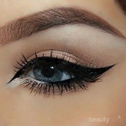 Buat Pemula, Ikuti Tutorial Ini untuk Mengaplikasikan Eyeliner Dengan Mudah!