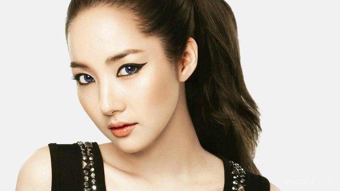 Elongated atau Cat Eye, Ini Dia Tips Eyeliner Sesuai Bentuk Mata Sipit!