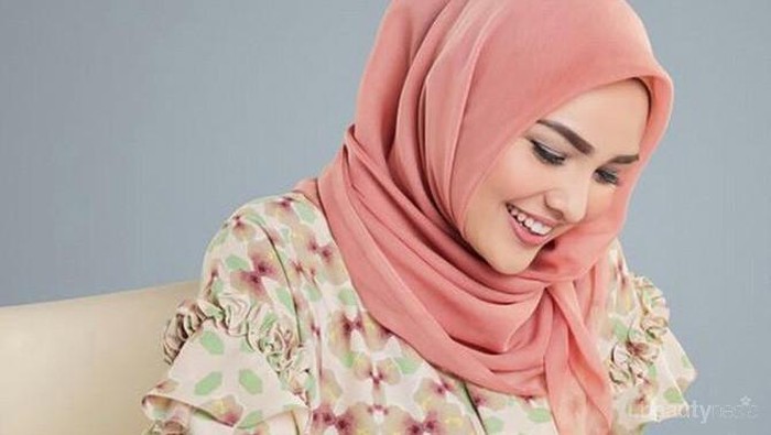Hanya 2 Menit! Ini Tutorial Hijab Segiempat Simple ala Ria Miranda