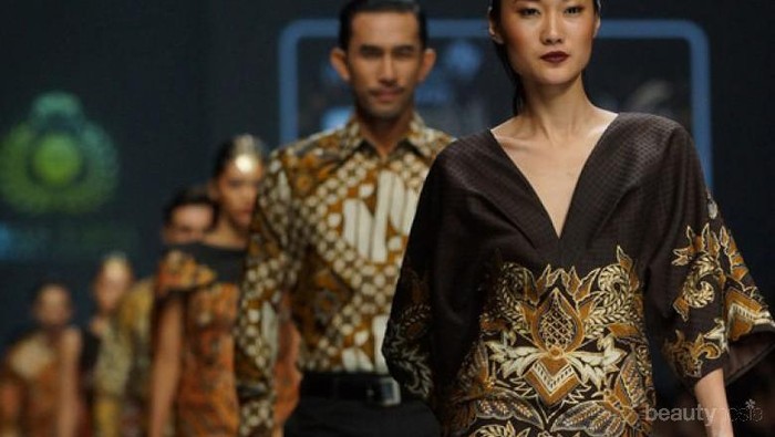 Bangga, Ini 5 Desainer Indonesia yang Karya Batiknya Go International!