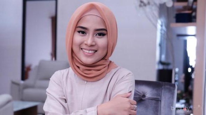 Tampil Modis dan Stylish ke Kantor dengan Hijab Simple ala Restu Anggraini, Yuk!
