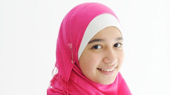 Si Kecil Kenakan Hijab? Ini 5 Cara Memilih Bahan Hijab yang Tepat untuk Anak!