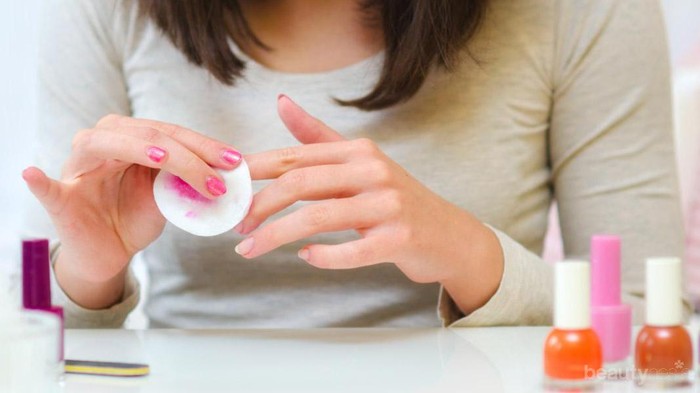 Mau Hapus Cat Kuku Tapi Nggak Punya Aseton? Siasati Pakai Trik Ini!