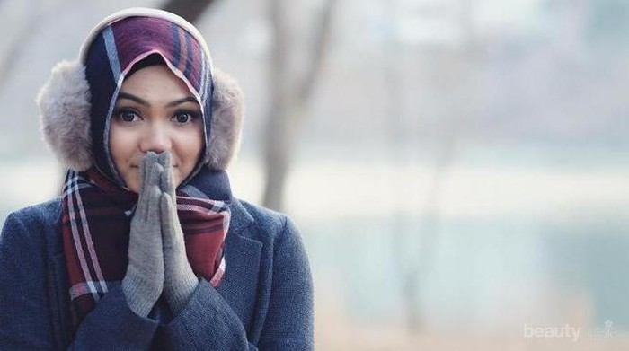 Simpel Tapi Keren, Ini Style Hijab Rina Nose yang Bisa Kamu Contek