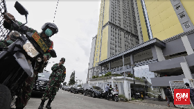 Kenakan Masker dan Sarung Tangan, Jokowi Tinjau Wisma Atlet