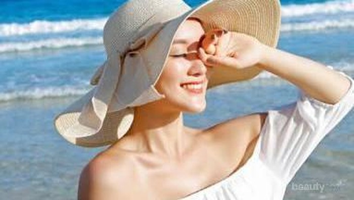 Saat Liburan Ke Pantai, Jangan Lupa Membawa 6 Items Ini agar Tetap Cantik dan Stylish!