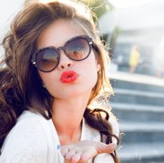 Yuk, Dapatkan High Shine Finish dengan Avon Ultra Color Lip Crayon Ini