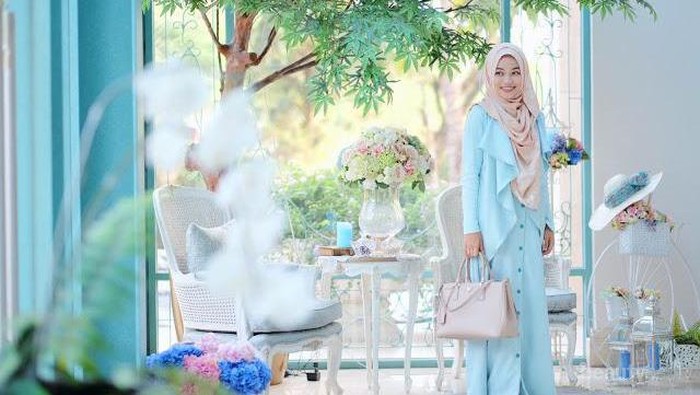 Tips Tampil Anggun dengan Hijab Syar'i Warna Pastel Ala Ghaida Tsurayya