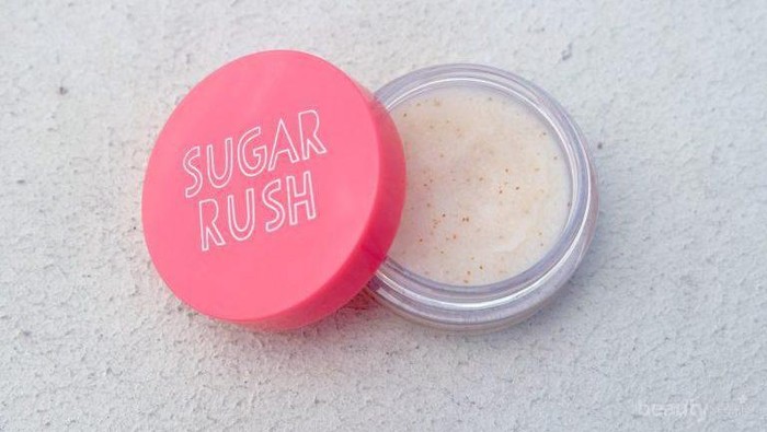 Yuk Atasi Tampilan Lipstick Patchy Menggunakan Lip Scrub dari Brand Lokal Ini!