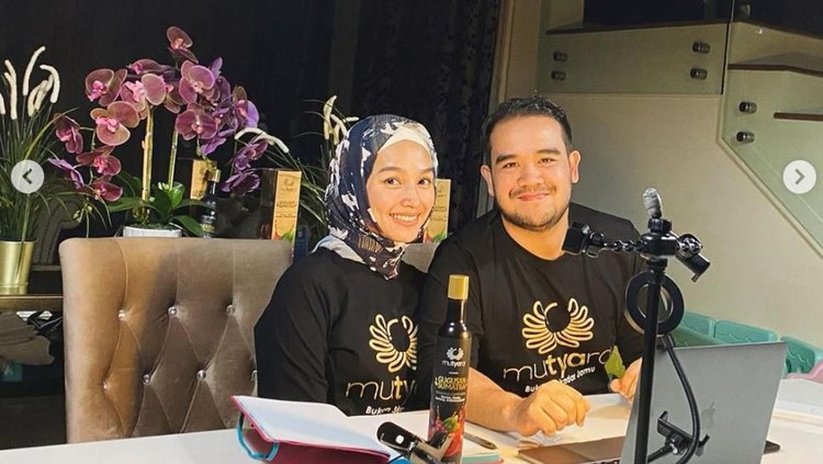 Malaysia sudah memberlakukan partial lockdown sejak 18 Maret hingga akhir bulan ini. Karena itu, mereka banyak melakukan kegiatan di rumah, seperti Tya Arifin.