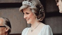 Kalau ini foto saat Putri Diana hamil anak kedua, Pangeran Harry, pada 1984. Princess of Wales terlihat sangat cantik mengenakan gaun putih dengan tiara yang menghiasi kepalanya, saat acara Royal Academy. (Foto: Instagram @princessdianadiary)