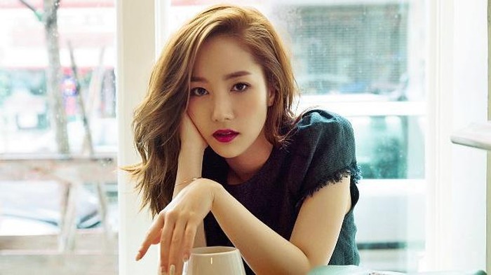 Cantiknya Warna Rambut Ash Brow yang Soft dan Versatile