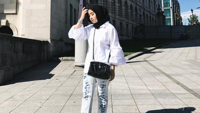Tampil Cantik dan Stylish dengan Fringe Jeans yang Lagi Hits di Tahun Ini ala Selebgram