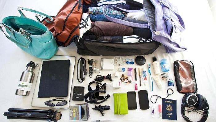 Masih Ragu Traveling dengan Tas Ransel? Ikuti Tips Packing Baju Ini Agar Barangmu Muat Semua!