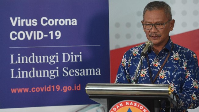 Juru bicara pemerintah untuk penanganan COVID-19 Achmad Yurianto (kanan) memberikan keterangan terkait penanganan virus corona di Graha BNPB, Jakarta, Rabu (18/3/2020). Yuri mengatakan pemerintah kedepannya akan menerapkan tes cepat (rapid test) COVID-19 melalui darah yang hasilnya dapat keluar lebih cepat, dapat dilakukan oleh seluruh rumah sakit di Indonesia dan akan efektif dilakukan kepada pasien yang telah terjangkit virus corona selama satu minggu. ANTARA FOTO/Akbar Nugroho Gumay/foc.