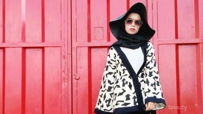 5 Inspirasi Gaya Hijab Cantik Nan Kasual dengan Outer Kimono