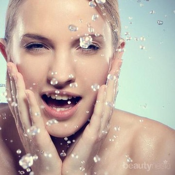 Pemilik Kulit Berminyak, Yuk Bersihkan Wajahmu dengan 5 Face Wash Recommended Ini!