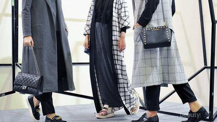 Tampil Keren Sehari-hari dalam Balutan Monochrome ala Rani Hatta