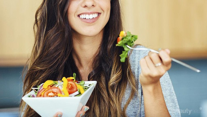 Makanan Ini Tak Disangka-Sangka Punya Khasiat Super untuk Kulit dan Rambutmu, Lho!
