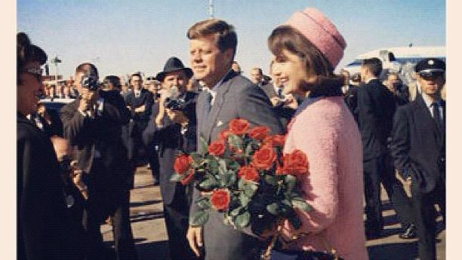 Baju Pink yang dikenakan Jackie Kennedy menyimpan kenangan pahit sejarah Amerika Serikat.