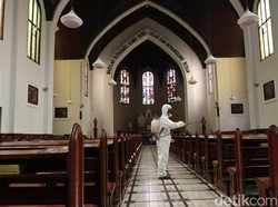 Cegah Corona, Gereja Katedral Bandung Disemprot Disinfektan