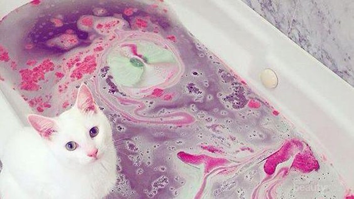 Sensasi Mandi di Air Warna-Warni? Bath Bomb Ini Bisa Membuat Waktu Mandimu Semakin Seru!