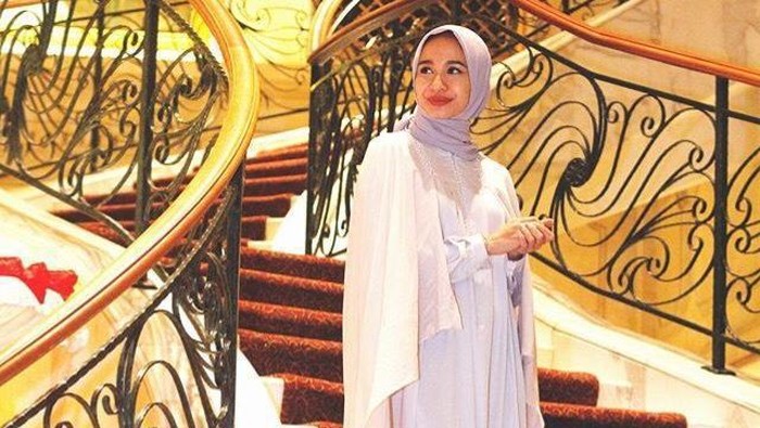 3 Gaya Kaftan Ala Selebriti Ini Membuat Kamu Terlihat Cantik dan Stylish Saat Lebaran!