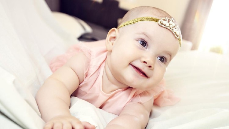 nama bayi perempuan Happy baby girl. Happy little princess.