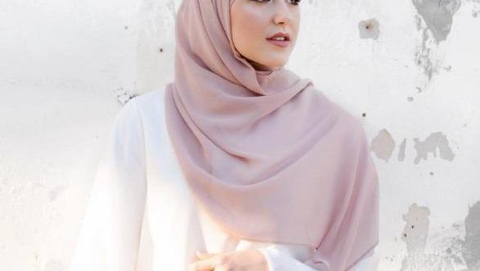 Psst, Ini Dia Tutorial Hijab Sifon untuk Pesta yang Bisa Kamu Ikuti!