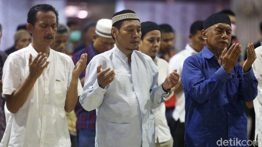 Masjid Istiqlal menggelar salat zuhur berjamaah sebagai pengganti salat Jumat. Para imam dan jemaah juga membaca qunut nazilah di tengah wabah corona.