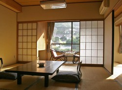 Ini Alasan Rumah Jepang Pakai Pintu Geser dari Kayu dan Tirai Kertas