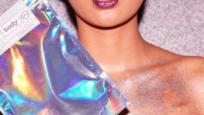 Bikin Tubuh Glowing dan Cerah dengan Shimmer Body Scrub yang Satu Ini!