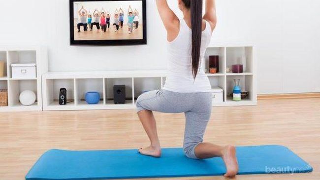 Dosen melakukan yoga di rumah