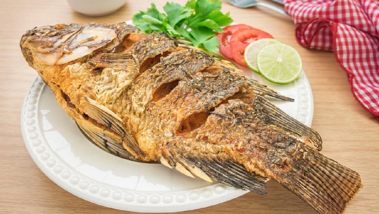 Untuk mendapatkan ikan goreng yang gurihnya meresap hingga ke dalam, kita harus perhatikan cara menggoreng dan membumbuinya ya, Bunda.