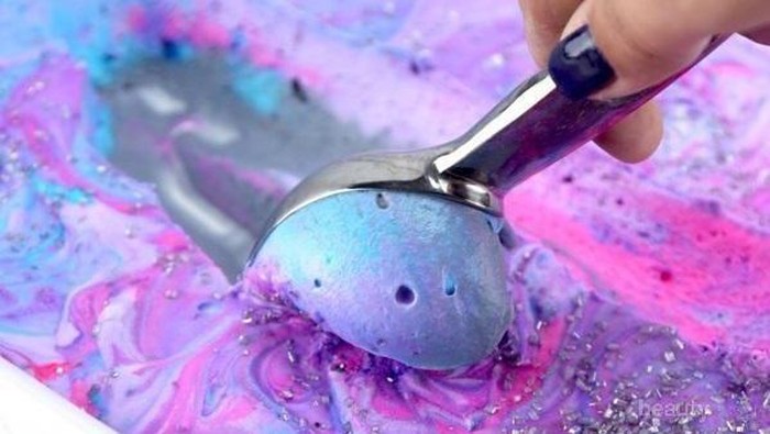Resep Mudah Membuat Homemade Ice Cream Galaxy yang Instagrammable di Rumah
