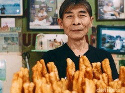 Kres! Empuknya Cakwe Legendaris di Gang Sempit Pasar Baru