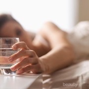 Cek 5 Manfaat Minum Air Putih Saat Bangun Tidur yang Sayang Kalau Dilewatkan!
