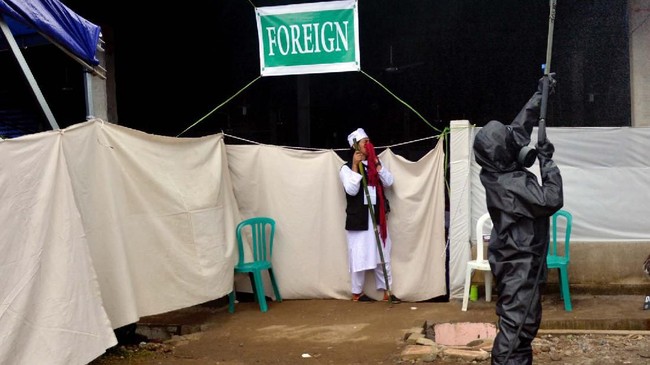 Anggota kepolisian Polda Sulsel menyemprotkan cairan di lokasi kegiatan Ijtima Ulama Asia di Desa Pakkatto, Kecamatan Bontomarannu, Kabupaten Gowa, Sulawesi Selatan, Kamis (19/3/2020). Penyemprotan
disinfektan di lokasi tersebut sebagai upaya untuk mencegah penyebaran virus Corona (COVID-19) yang telah mewabah di sejumlah wilayah Indonesia. ANTARA FOTO/Abriawan Abhe/hp.