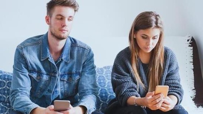 Sebal Pacar Posesif? Alasan Ini Justru Bikin Kamu Senyam Senyum Sendiri
