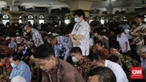FOTO: Salat Jumat di Tengah Pandemi Covid-19 Salat Jumat masih berlangsung di antaranya di Masjid Al-Azhar meski ada imbauan MUI untuk meniadakan salat berjamaah di tengah wabah corona.