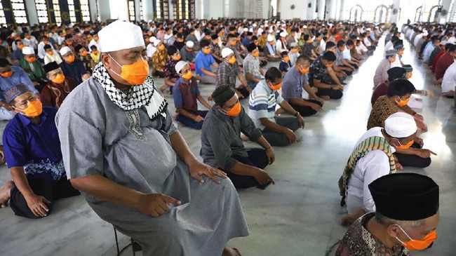 Muslim men wearing face masks perform Friday prayer at the distance of about one meter (3 ft) to each other as a social distancing effort to prevent the spread of new coronavirus outbreak at Al Akbar mosque in Surabaya, East Java, Indonesia, Friday, March 20, 2020. The vast majority of people recover from the new coronavirus. According to the World Health Organization, most people recover in about two to six weeks, depending on the severity of the illness. (AP Photo/Trisnadi)